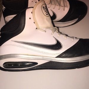 Men Nike Elite shoes, Black and White, size 12.